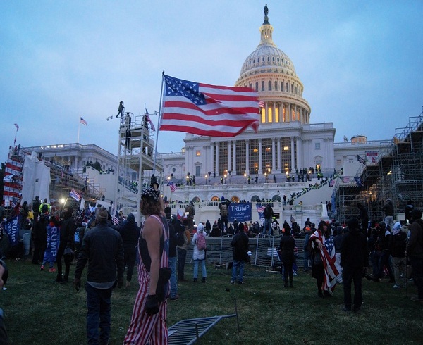 Arrestan a hombre de Missouri que entró con un arma durante asalto al Capitolio