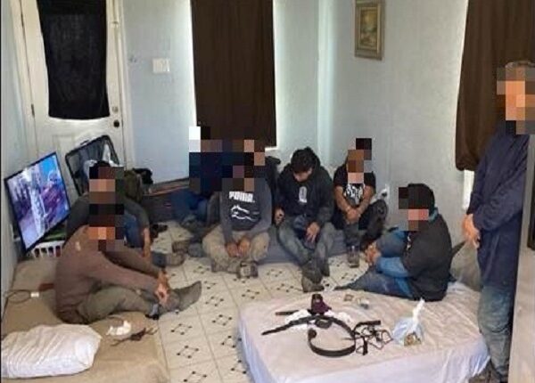 Patrulla Fronteriza captura a 46 migrantes escondidos en una casa de Laredo, Texas