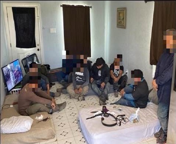 Patrulla Fronteriza captura a 46 migrantes escondidos en una casa de Laredo, Texas