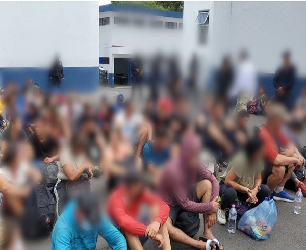 Interceptan en México a 116 migrantes que viajaban hacinados en un camión