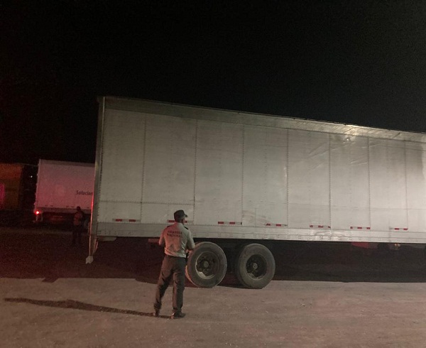 Rescatan a 121 migrantes hacinados en un tractocamión al norte de México