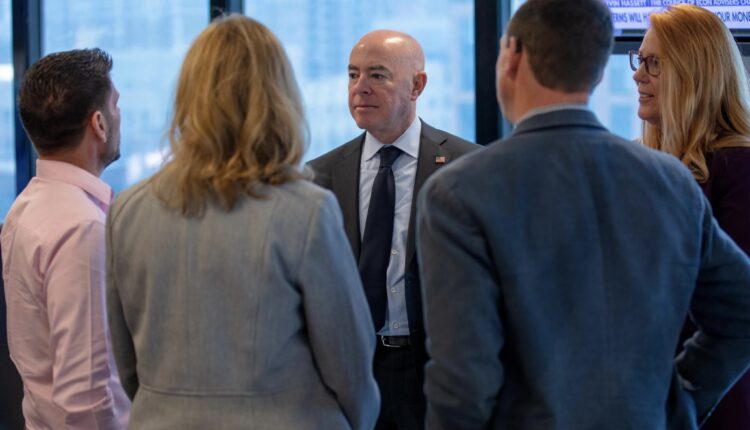 DHS habla sobre decisión que mantiene temporalmente en vigor el Título 42