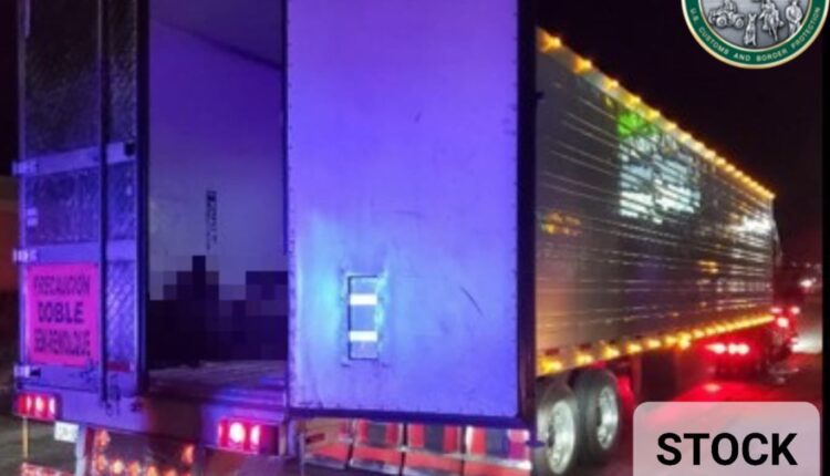 Hallan 96 migrantes dentro de un remolque lleno de productos podridos
