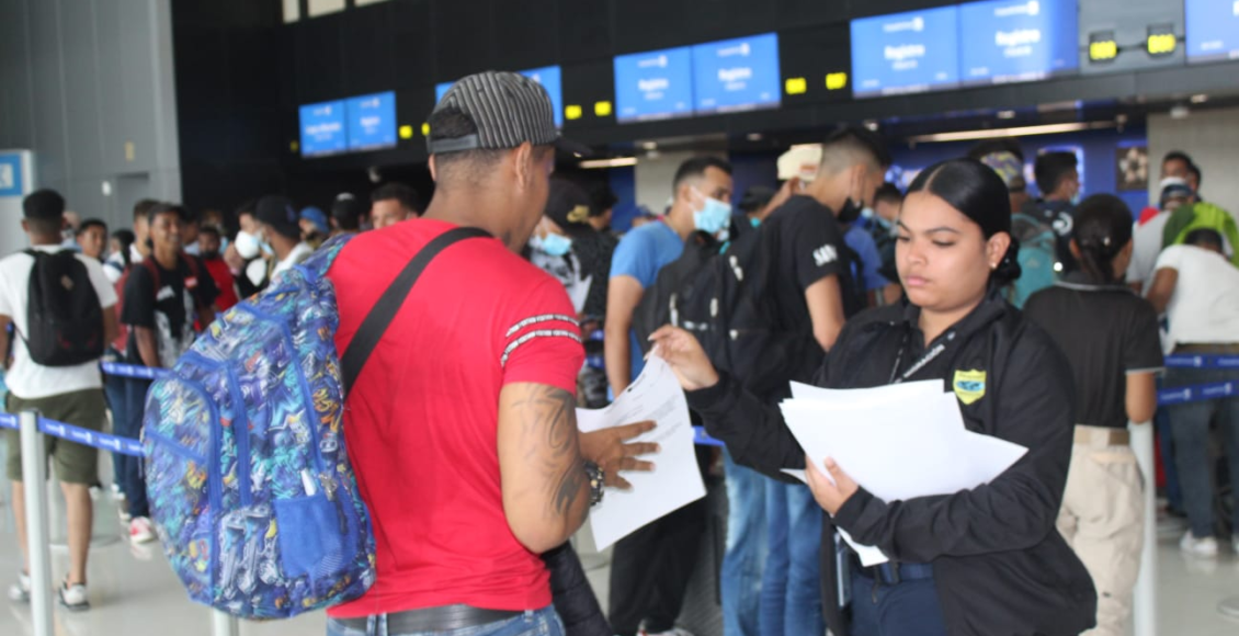 Trasladan al aeropuerto de Tocumen a 450 migrantes para retornar a Venezuela