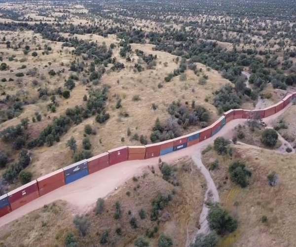 En diez días Arizona cerró con contenedores casi una milla de frontera con México