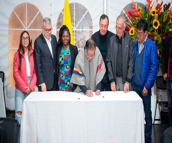 Presidente de Colombia sanciona la prórroga de la Ley 418 de Paz Total