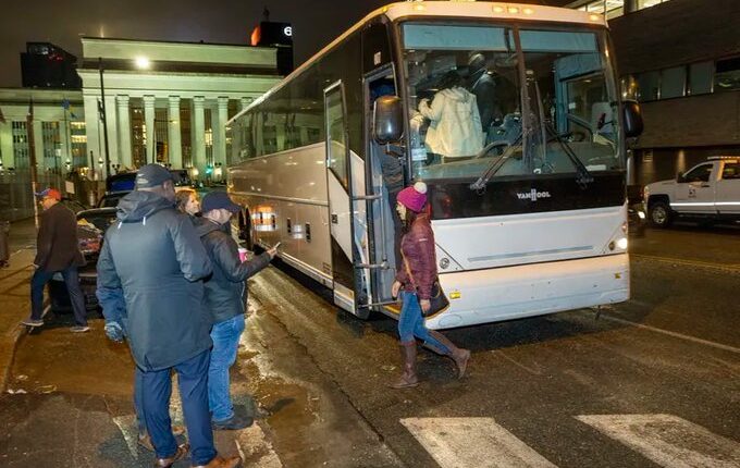 Operación Lone Star ha enviado más de 500 autobuses de migrantes a ciudades santuario