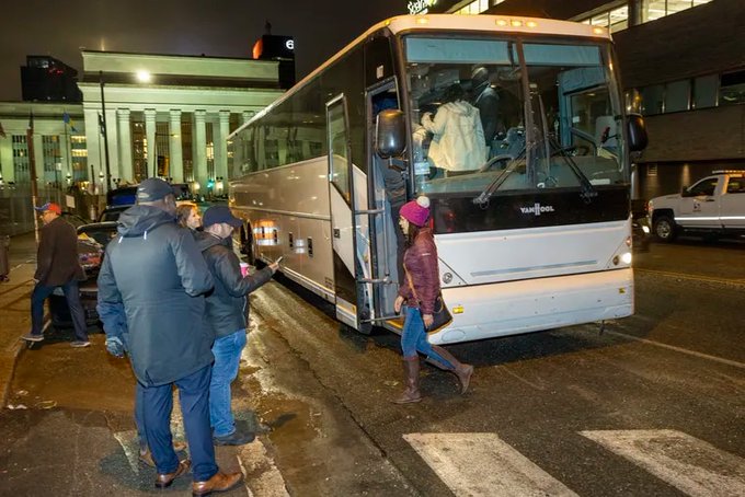Operación Lone Star ha enviado más de 500 autobuses de migrantes a ciudades santuario