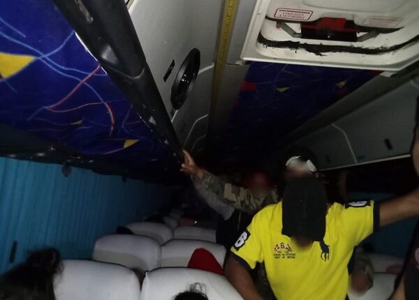 Autoridades en México detienen a 143 migrantes que viajaban en vehículos de carga y pasajeros