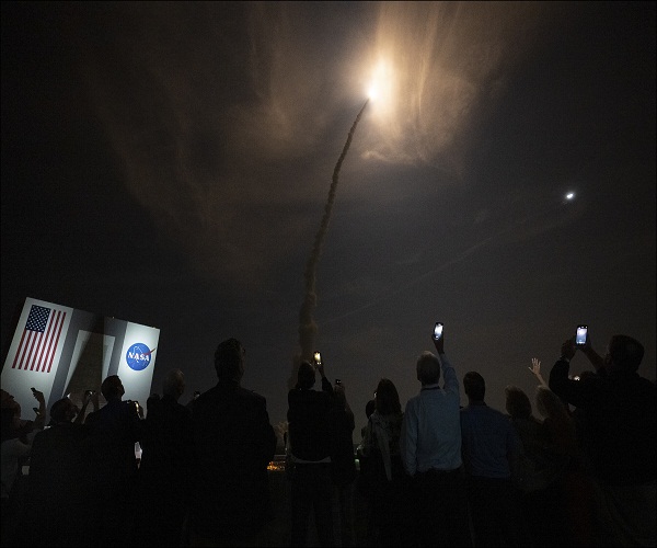 NASA lanza con éxito su megacohete Orión a la Luna