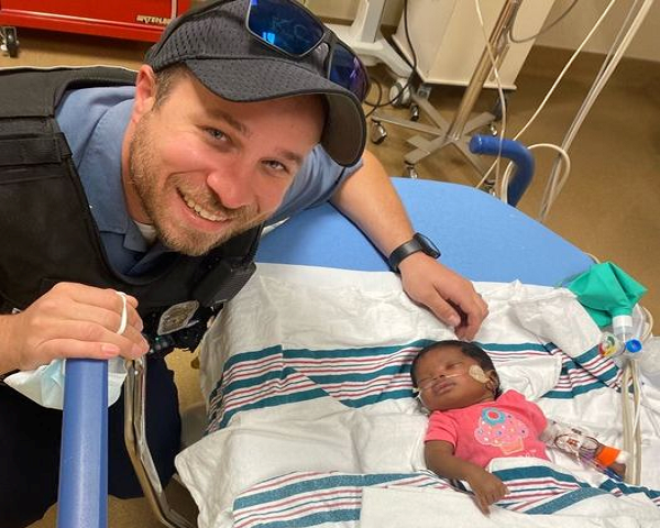 Oficial de policía de Kansas City, Missouri, salvó la vida de una bebé