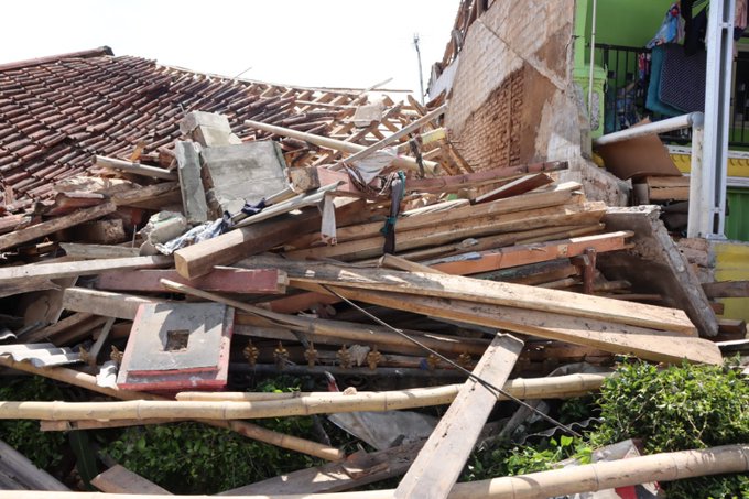 Sube a 268 los muertos por terremoto en Indonesia mientras buscan a más sobrevivientes