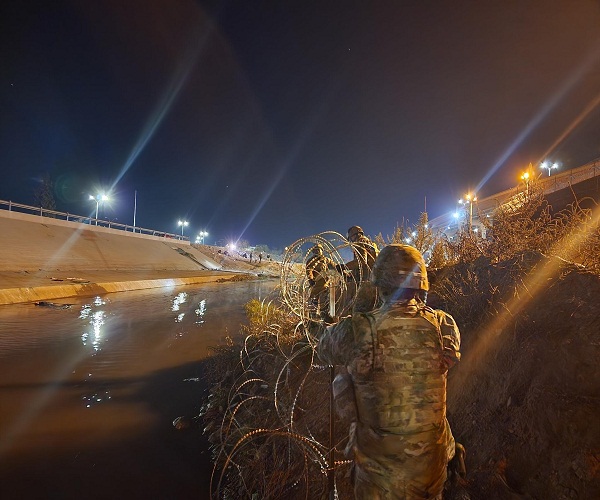 Bloquean ingreso de migrantes en frontera de El Paso con barreras de alambre de púas