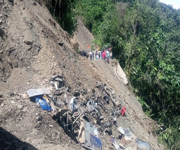 Deslizamiento de tierra sepulta un bus en Colombia y deja 34 muertos y 9 heridos