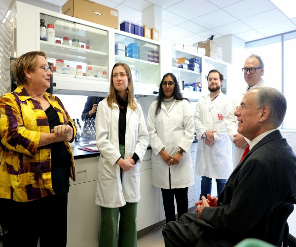 Gobernador de Texas celebra innovadora vacuna contra el fentanilo de la Universidad de Houston