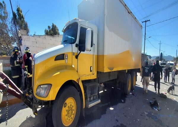 Interceptan camión con 152 migrantes indocumentados de siete países en Puebla, México