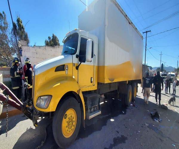Interceptan camión con 152 migrantes indocumentados de siete países en Puebla, México