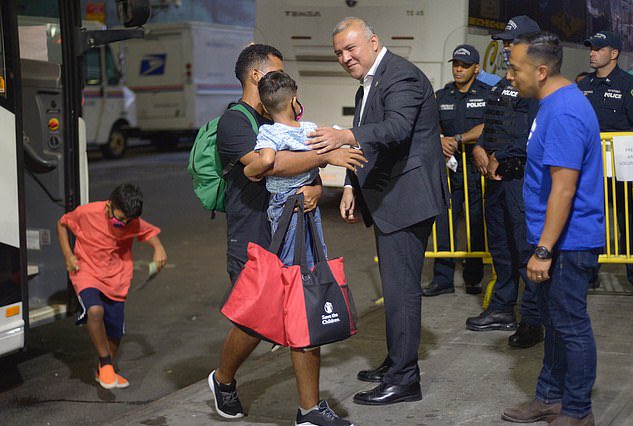 Nueva York enfrenta “crisis humanitaria sin precedentes” por llegada de migrantes