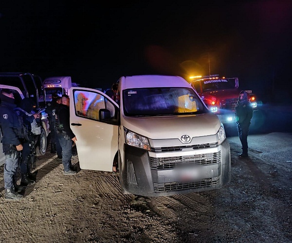 Interceptan vehículo con 30 migrantes indocumentados de cinco países en Puebla, México