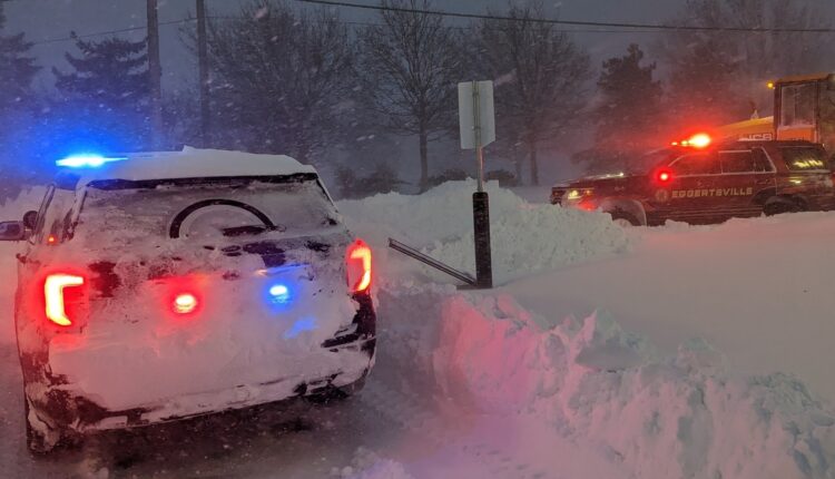 Trabajan para despejar las carreteras en Buffalo, Nueva York: la tormenta dejó 31 muertos en el área