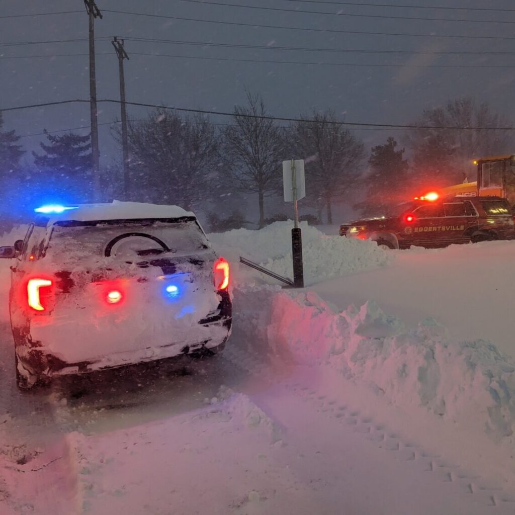 Trabajan para despejar las carreteras en Buffalo, Nueva York: la tormenta dejó 31 muertos en el área