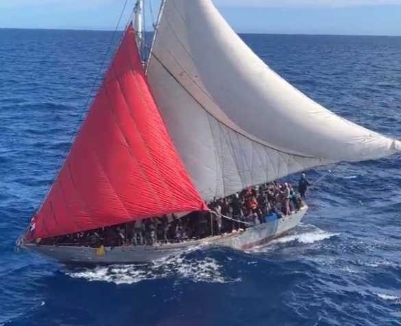 Guardia Costera de EEUU detiene velero haitiano con 390 personas a bordo