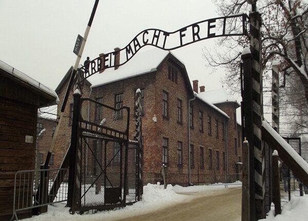 Auschwitz conmemora su liberación en plena guerra en Europa