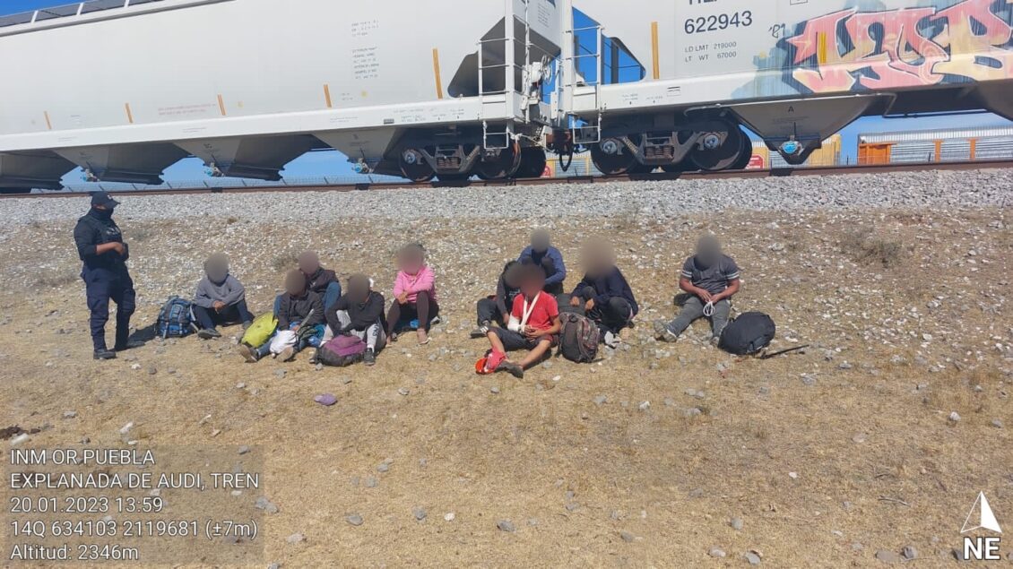 Hallan a 58 migrantes que viajaban por ferrocarril y buses turísticos en México