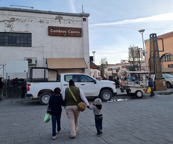Rescatan a 2 niños migrantes que deambulaban en frontera mexicana de Ciudad Juárez