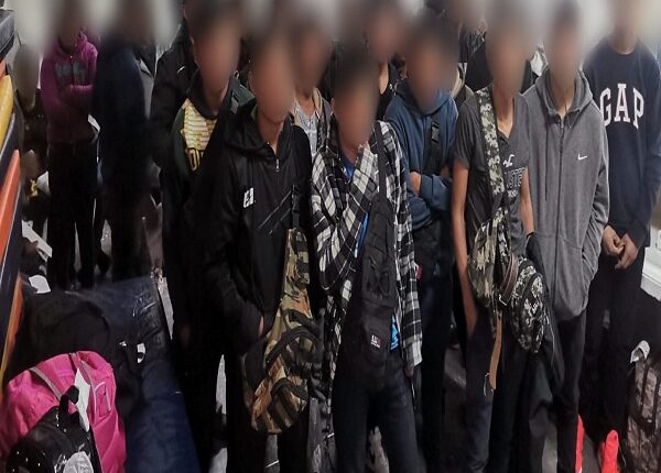 México halla a 57 migrantes adolescentes de Guatemala hacinados en remolque de camioneta