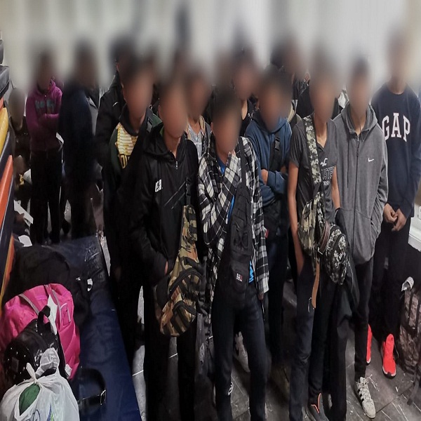 México halla a 57 migrantes adolescentes de Guatemala hacinados en remolque de camioneta