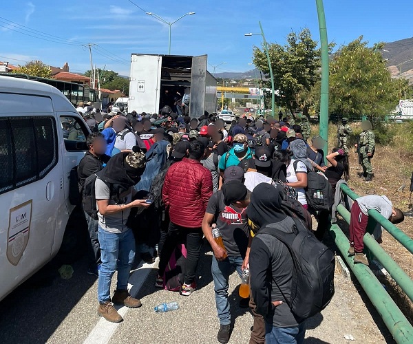 Hallan a 269 migrantes encerrados en un tráiler al sur de México