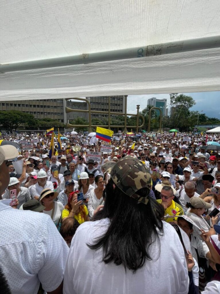 Colombianos toman las calles para protestar en contra de Gustavo Petro