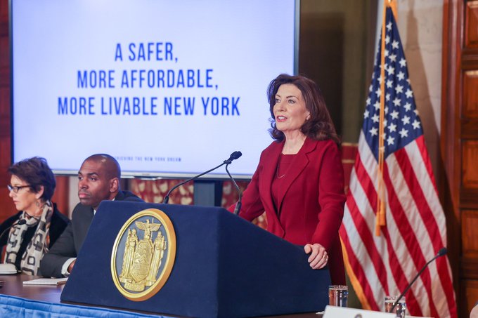 Gobernadora de Nueva York asigna mil millones de dólares para mitigar crisis migratoria