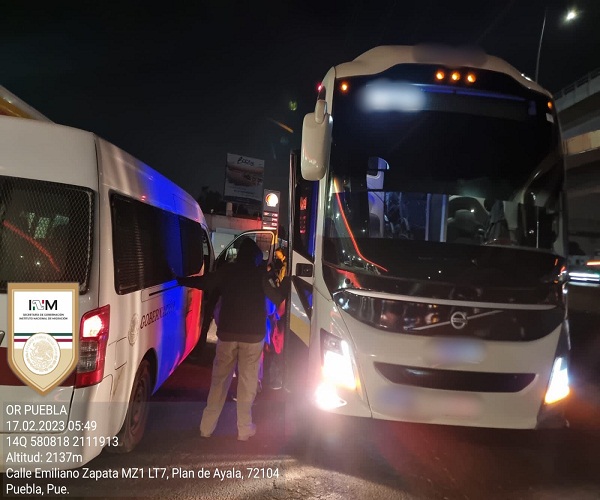 Identifican a 74 migrantes que viajaban en diferentes buses en Puebla, México