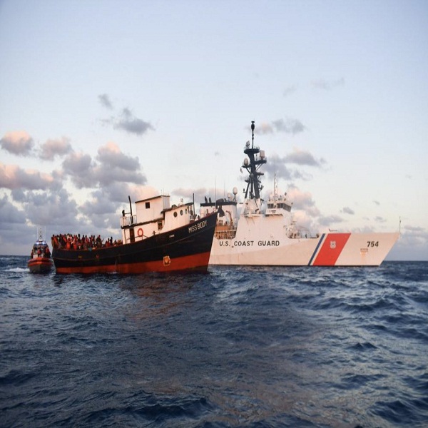 Guardacostas de EEUU intercepta embarcación con más de 300 migrantes haitianos