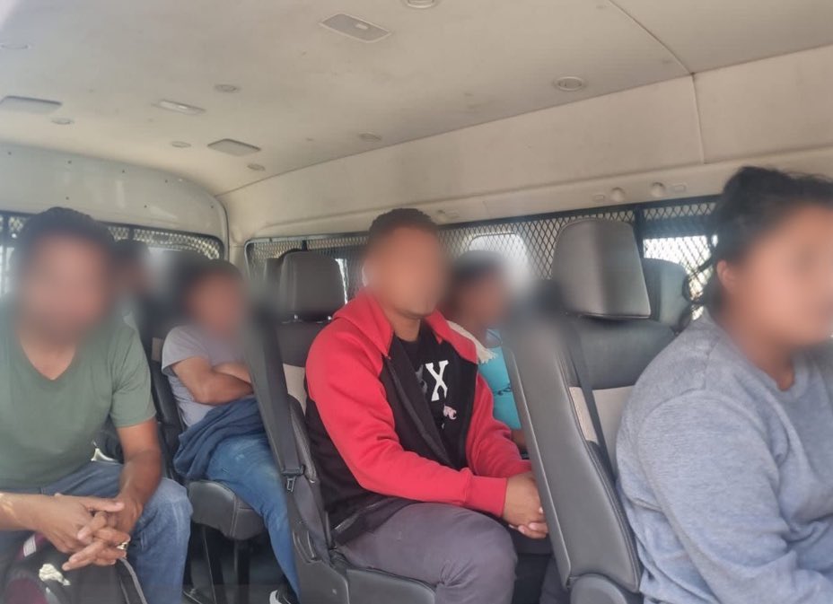 Autoridades interceptan a 98 migrantes en Puebla, al sureste de México