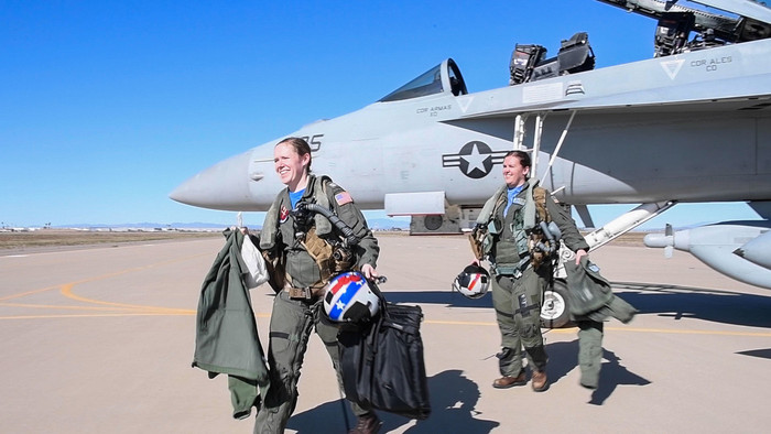 Este domingo de Super Bowl, los jets de la Armada serán pilotados por mujeres
