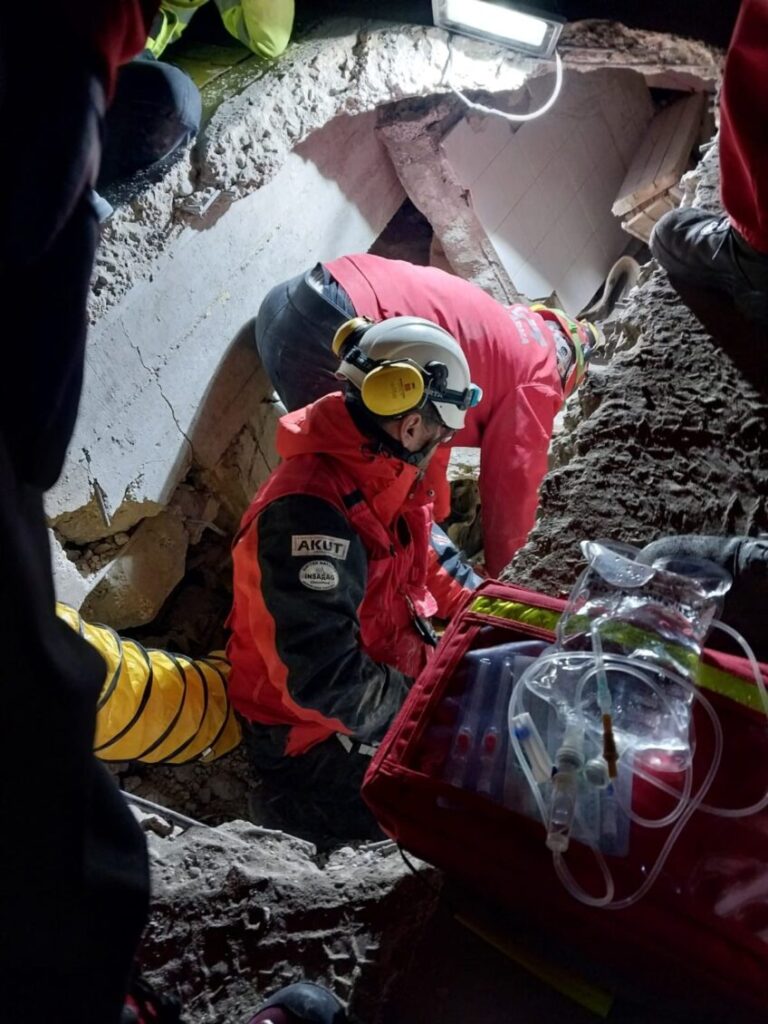 Entre escombros, rescatan a mujer de 77 años una semana después del terremoto en Turquía