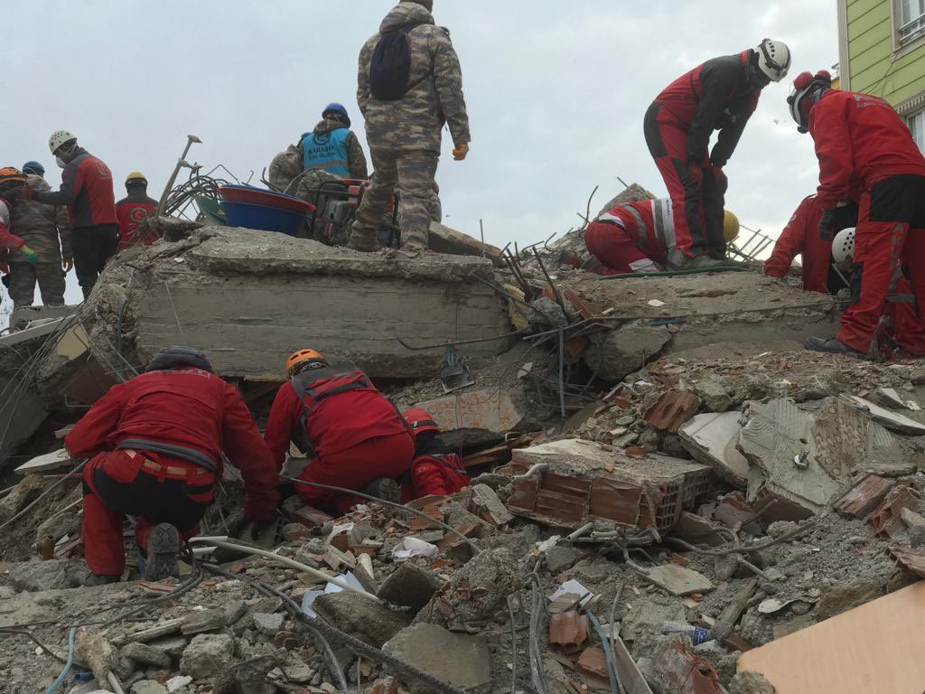 Hallan a familia bajo los escombros en Turquía 296 horas después del terremoto