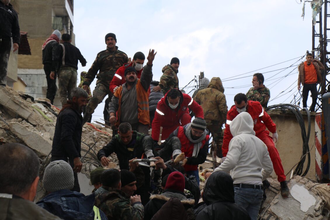 Medios que cubren devastador terremoto en Turquía reportan restricciones