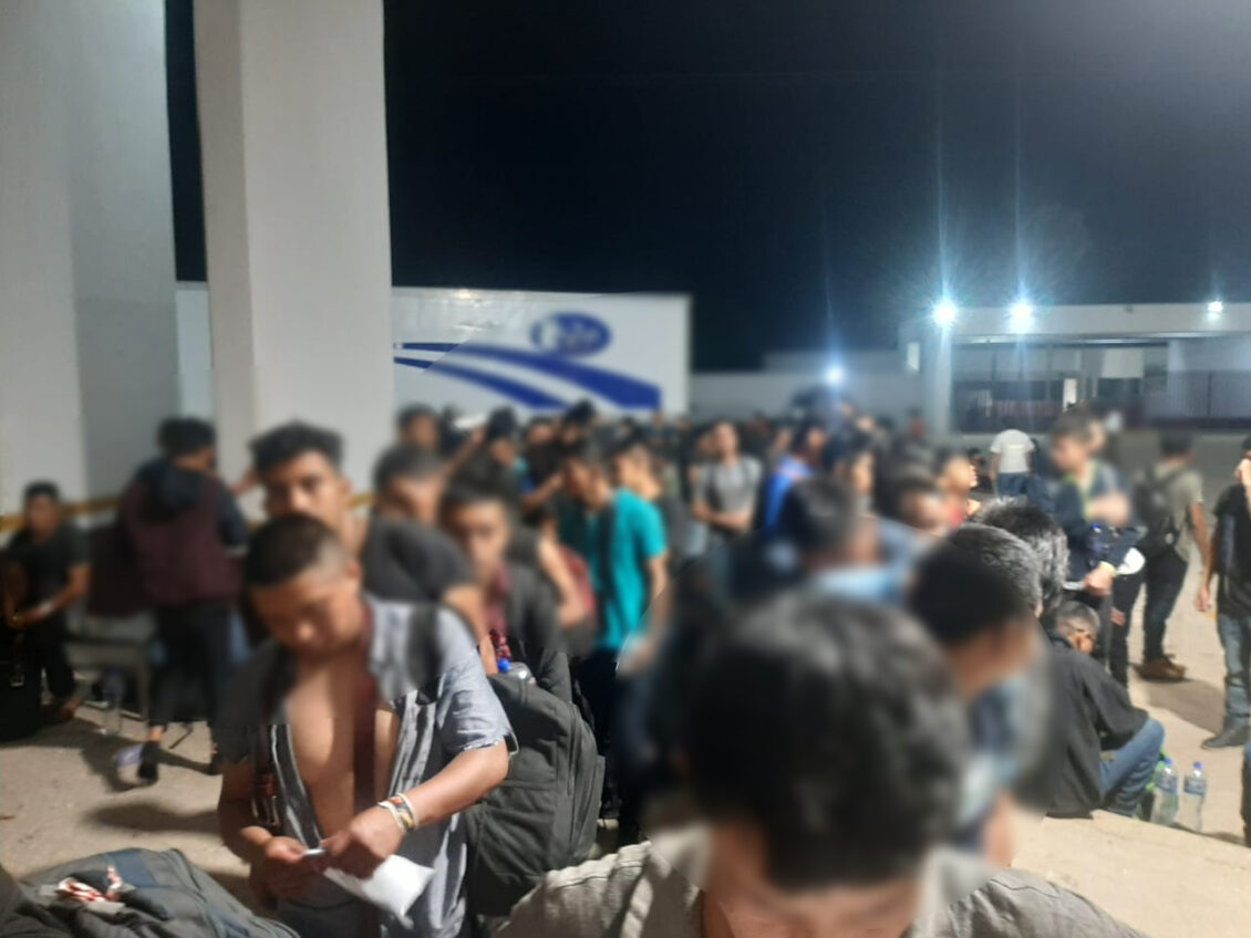 Rescatan a 343 migrantes que estaban en la caja de un tráiler abandonado en Veracruz