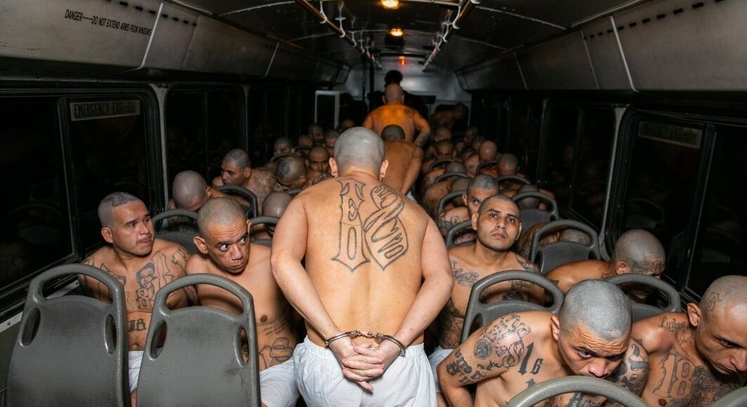Trasladan a otros 2.000 pandilleros a nueva cárcel en El Salvador