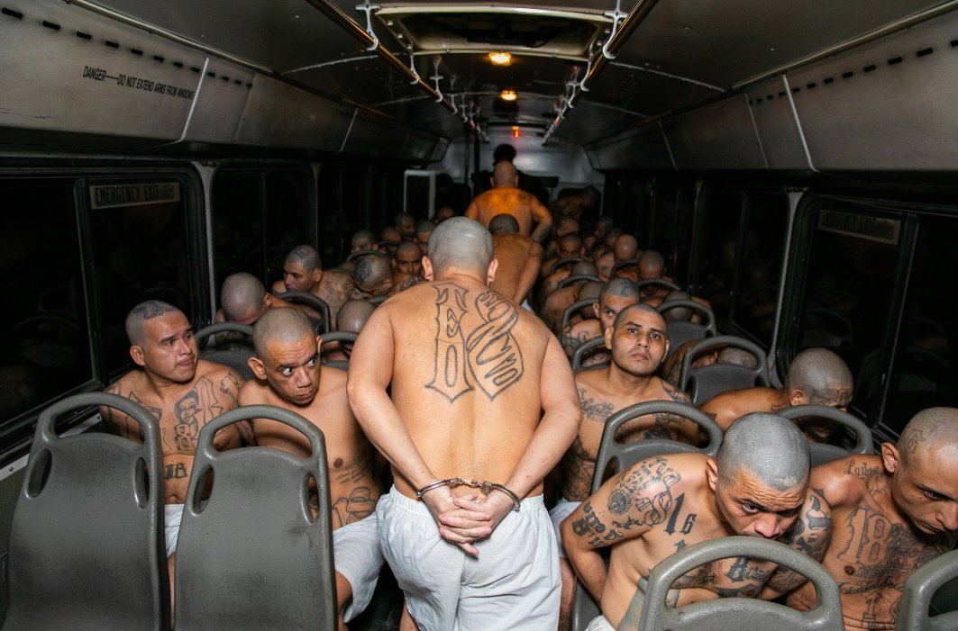 Trasladan a otros 2.000 pandilleros a nueva cárcel en El Salvador