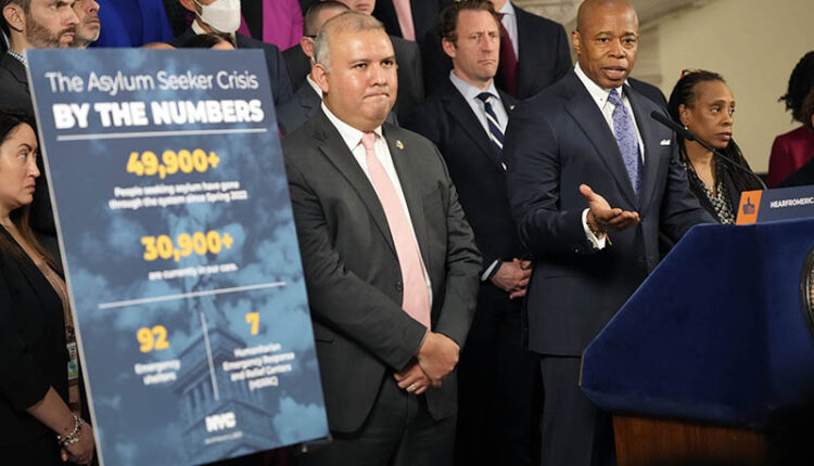 Alcalde de Nueva York lanza nuevo plan para manejar la crisis migratoria