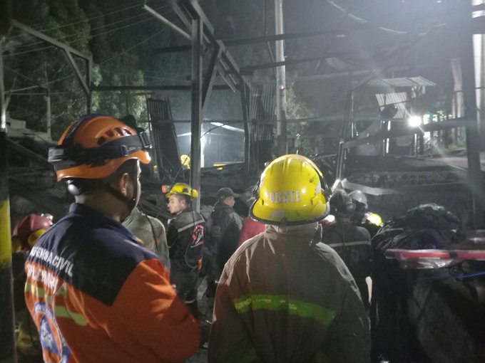 Hallan cuerpos de 10 mineros atrapados en Colombia: total de muertos es de 21
