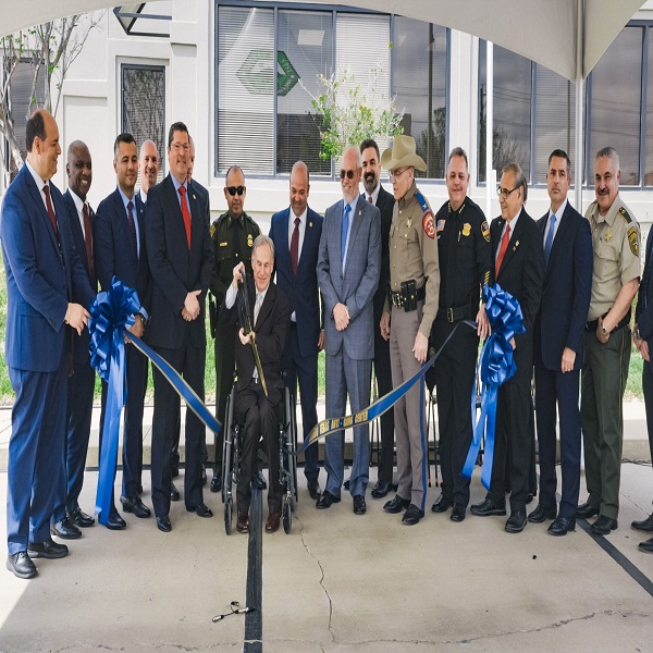 Gobernador Abbott inaugura nuevo centro antipandillas de Texas en Laredo