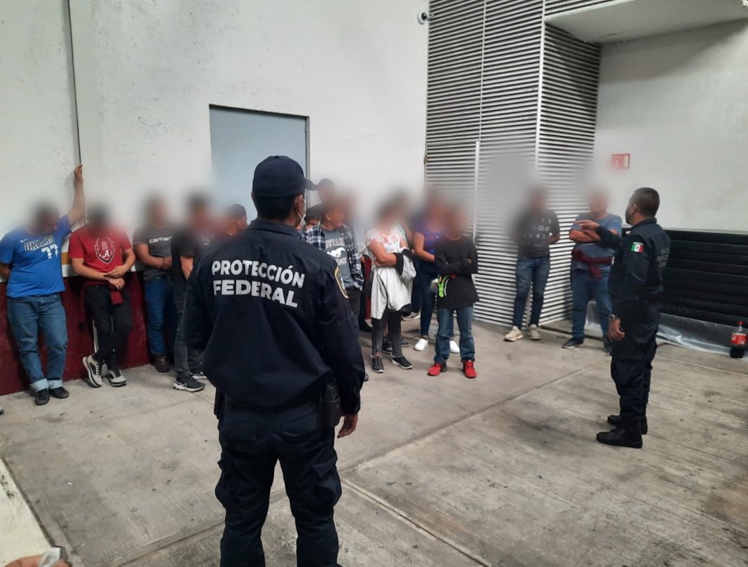 Identifican a 33 migrantes irregulares que viajaban en bus por Puebla, al sureste de México