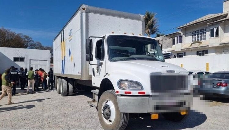 Hallan a 136 migrantes hacinados en la caja de un tractocamión al oriente de México