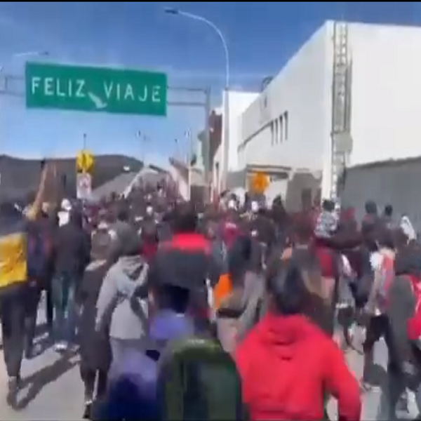 Gran grupo de migrantes en México intentó cruzar hacia EEUU por el puente Paso Del Norte